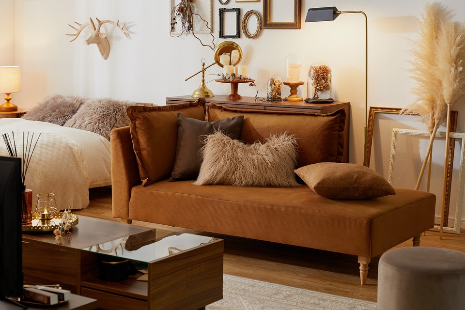無機質な素材×深みのある家具で作るアンティーク風ワンルームコーデ