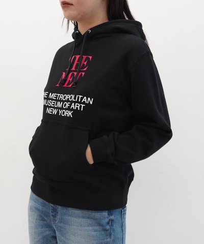 ADAM ET ROPÉ FEMME / THE MET x ADAM LOGO SWEAT (トップス