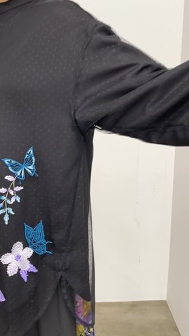 イズスカラー533218：フェイク麻×ドットチュール 花蝶刺繍シャツブラウス