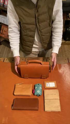 厚革で重厚感のある総かぶせの2wayミニバッグ / 革鞄のHERZ(ヘルツ