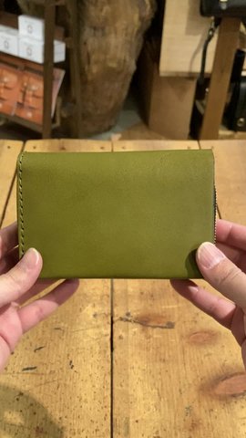 本革の柔らかい風合いを活かしたボリュームのあるミドルウォレット
