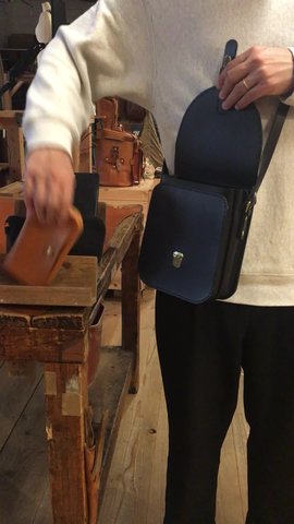 丁度いいサイズ感で使う人を選ばないラップフラップミニショルダー