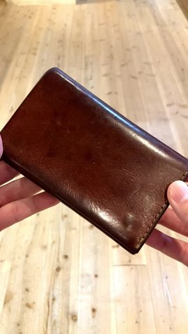 革厚を生かしたボリューム感がおすすめのマチ付き二つ折り財布