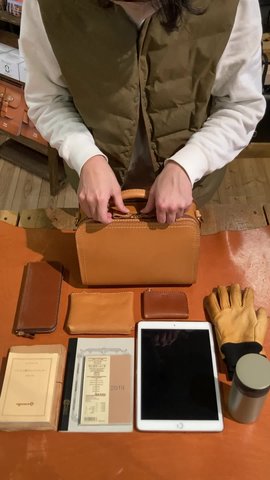 タブレットやお弁当箱が入るダブルステッチの2wayショルダー / 革鞄の