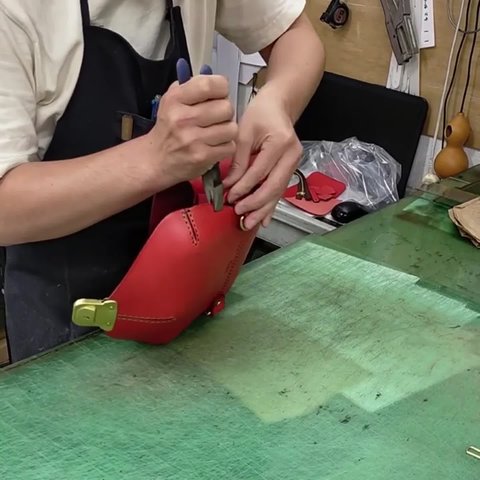 ハードレザーで立体フォルムを形成した2wayウエストボディバッグ ハードレザーで立体フォルムを形成した2wayウエストボディバッグ